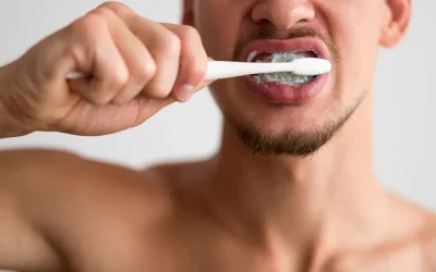 ¿Por qué me sangran las encías al cepillarme los dientes?
